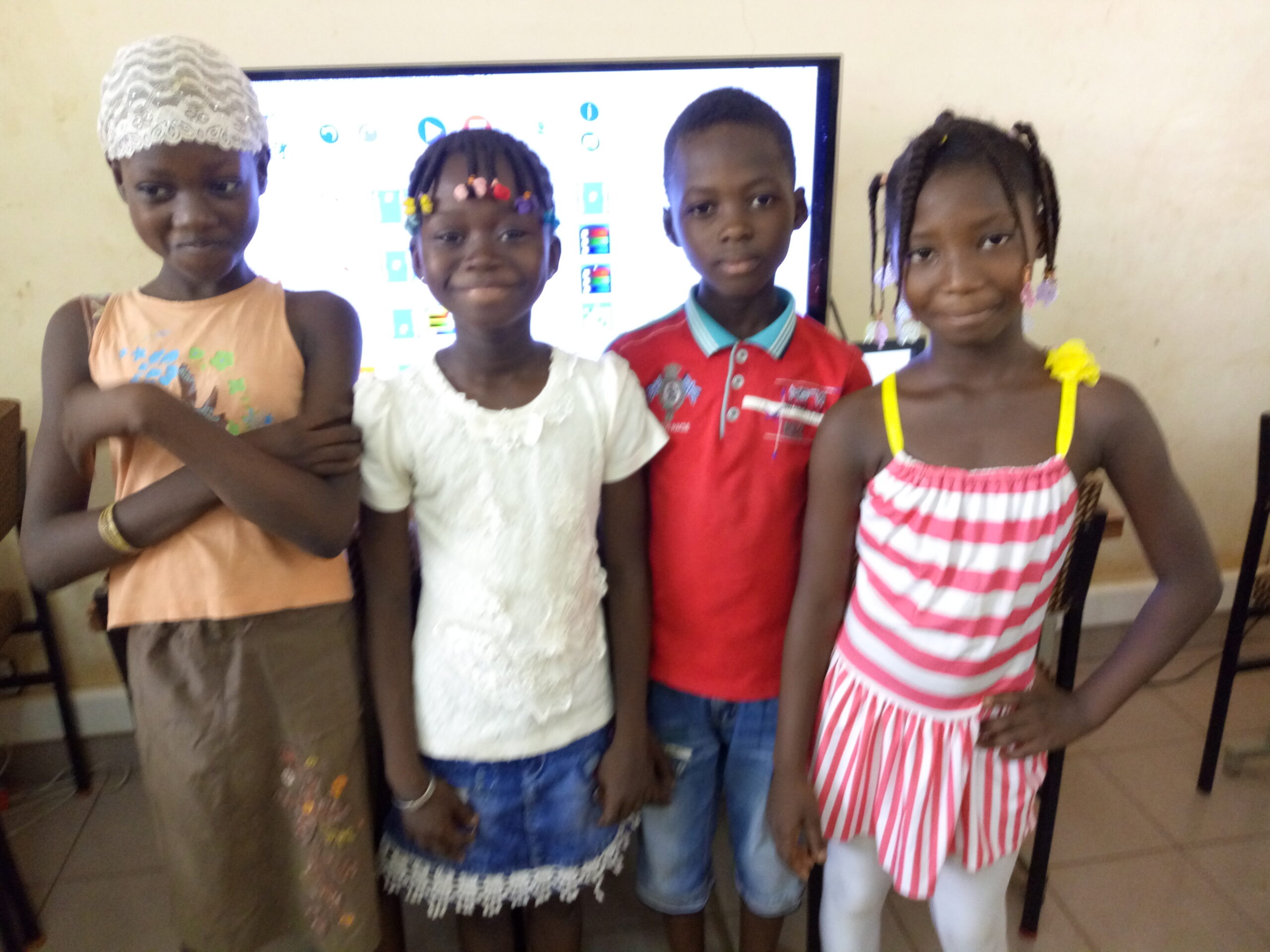 Quelques meilleurs élèves de CE à l'école primaire publique à Ouagadougou